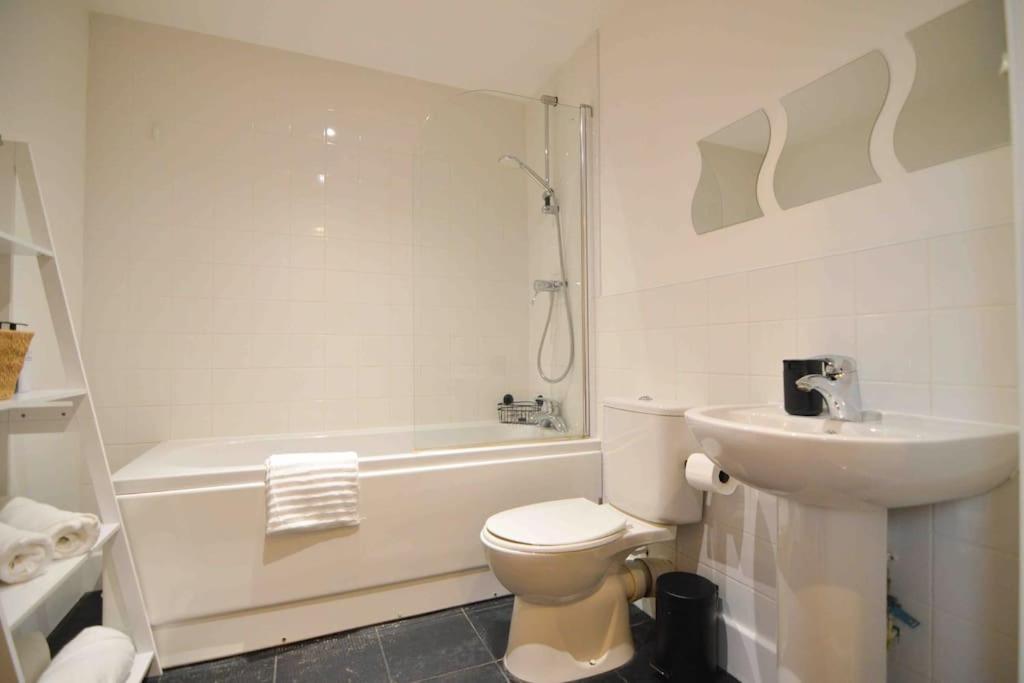 Cosy, Centrally Located Studio With Gated Parking! ลอฟเบอเรอ ภายนอก รูปภาพ