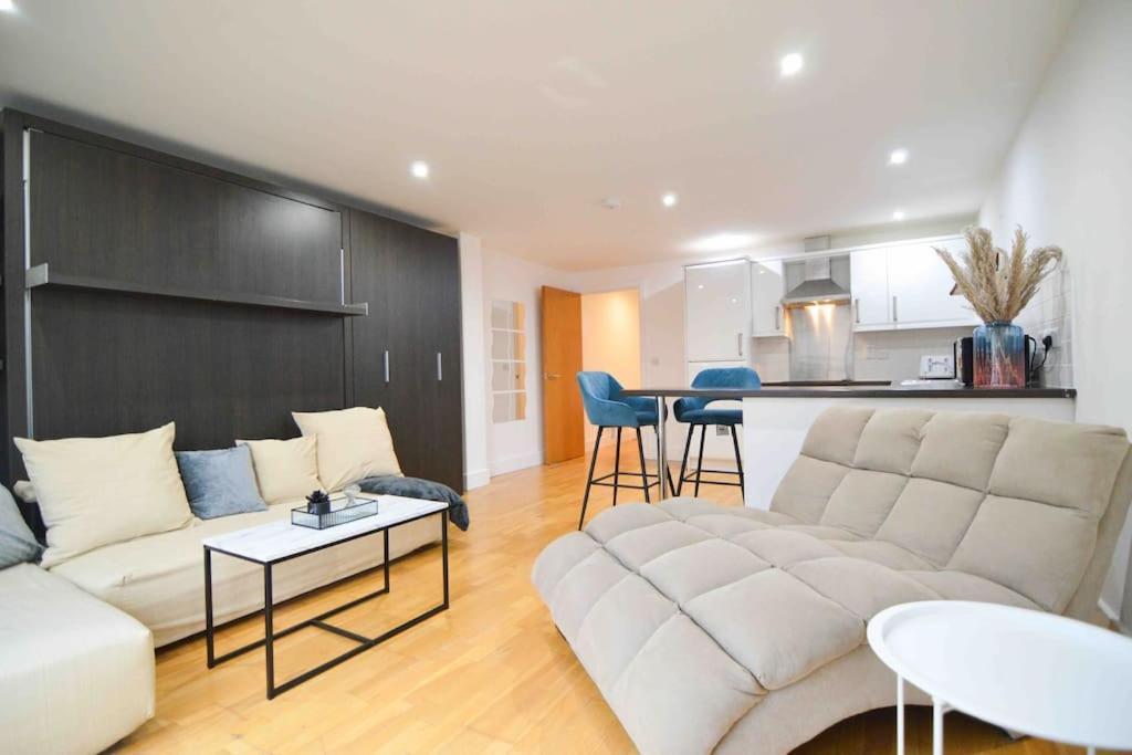 Cosy, Centrally Located Studio With Gated Parking! ลอฟเบอเรอ ภายนอก รูปภาพ
