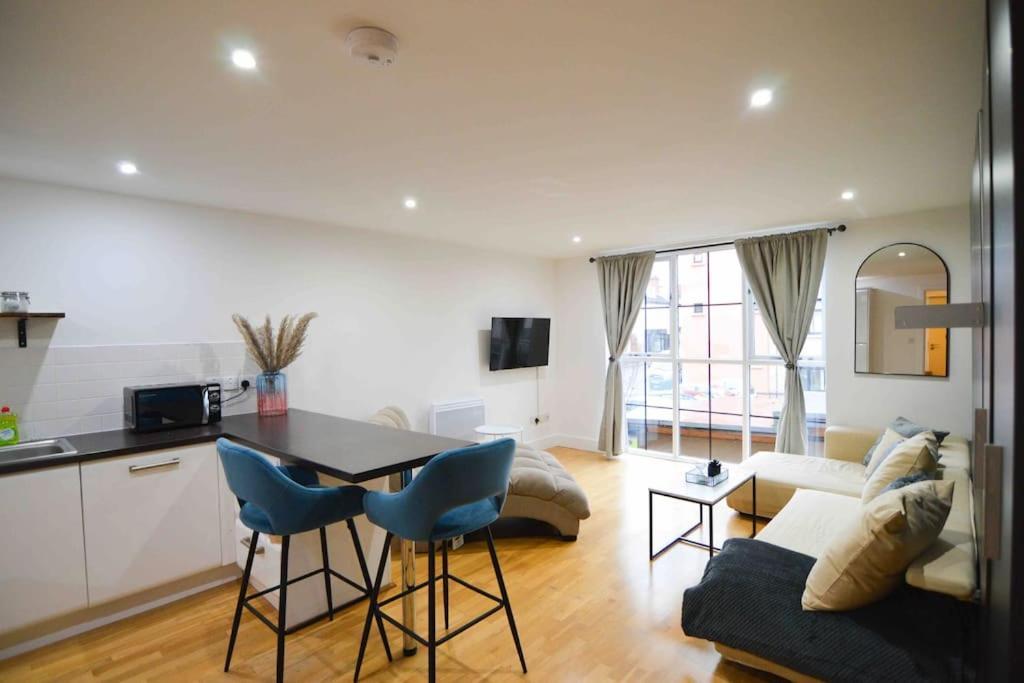 Cosy, Centrally Located Studio With Gated Parking! ลอฟเบอเรอ ภายนอก รูปภาพ